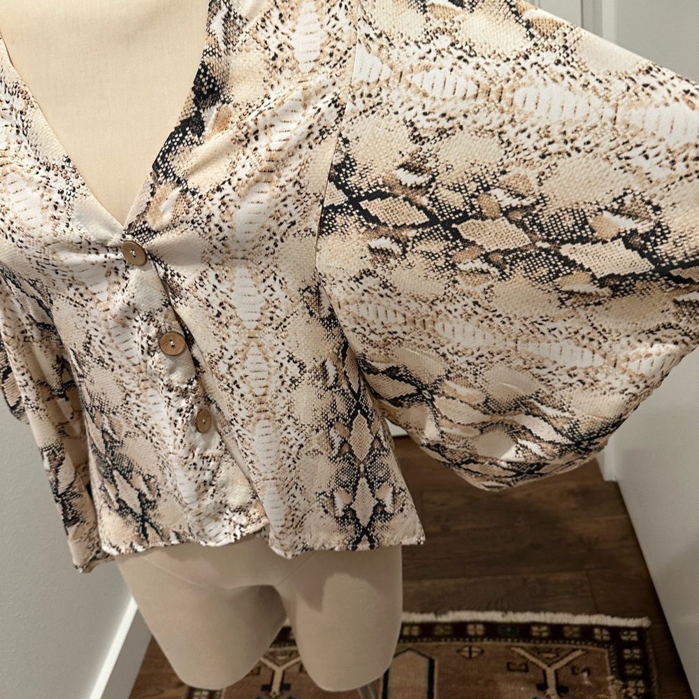 Animal print Snakeskin blouse by Karlie with wood buttons and oversized sleeves - Picture 4 of 7